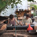 Extrait image Mains dans la Terre, Les - Naissance d'un écovillage